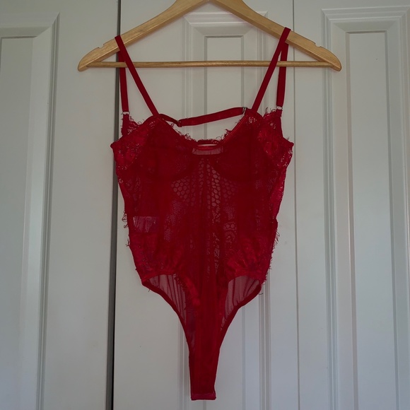 RED LACE BODYSUIT - Picture 2 of 3
